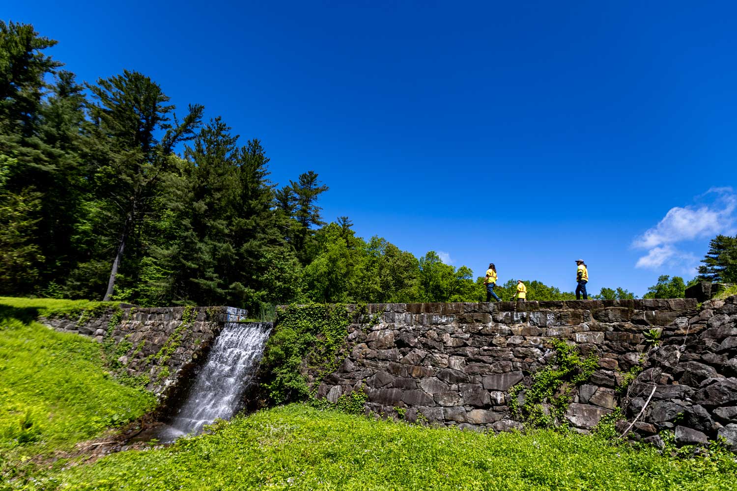 Employee volunteers clean up litter in Naugatuck area watershed